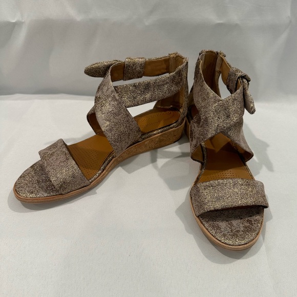 NIB Corso Como Rasque Rose Metallic Brocade Sandals Size 7 - Picture 2 of 7
